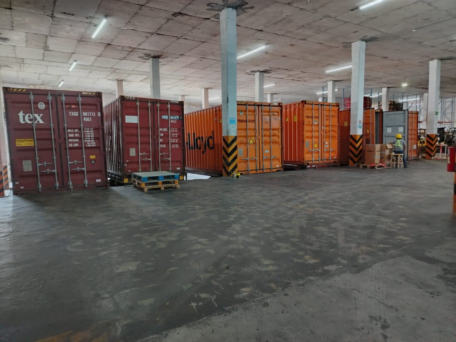 Contenedores en área de descarga de la bodega