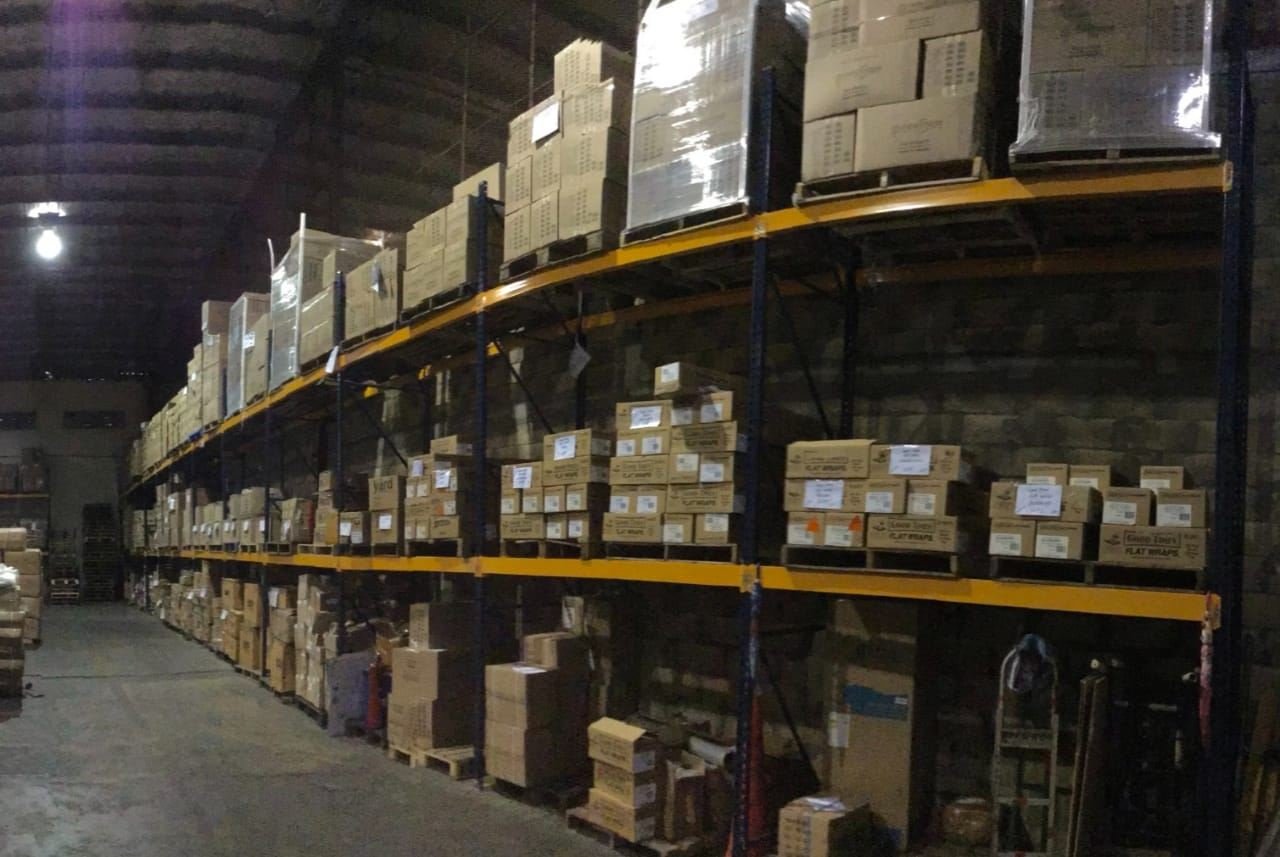 Estanterías con mercancía paletizada en bodega