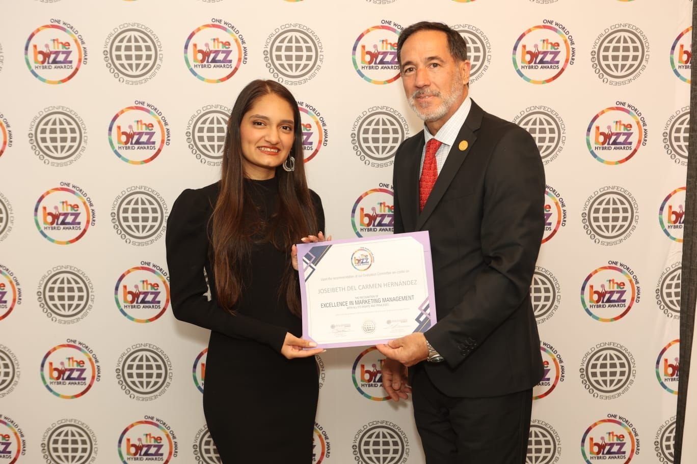 Entrega del certificado de excelencia en gestión de marketing en THE BIZZ Awards