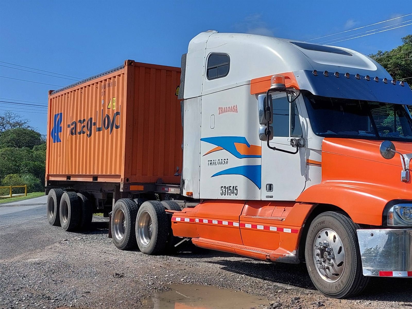 Camión con contenedor de 20 pies en carretera