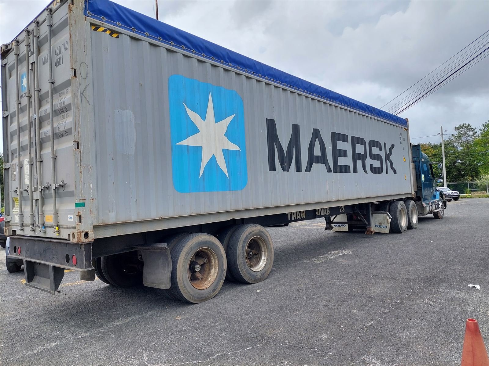 Camión con contenedor Maersk en ruta