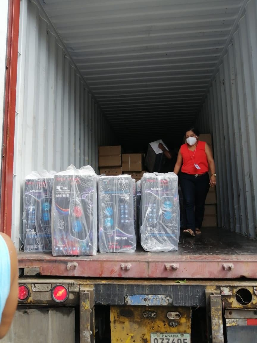 Descarga de mercancía de contenedor en bodega