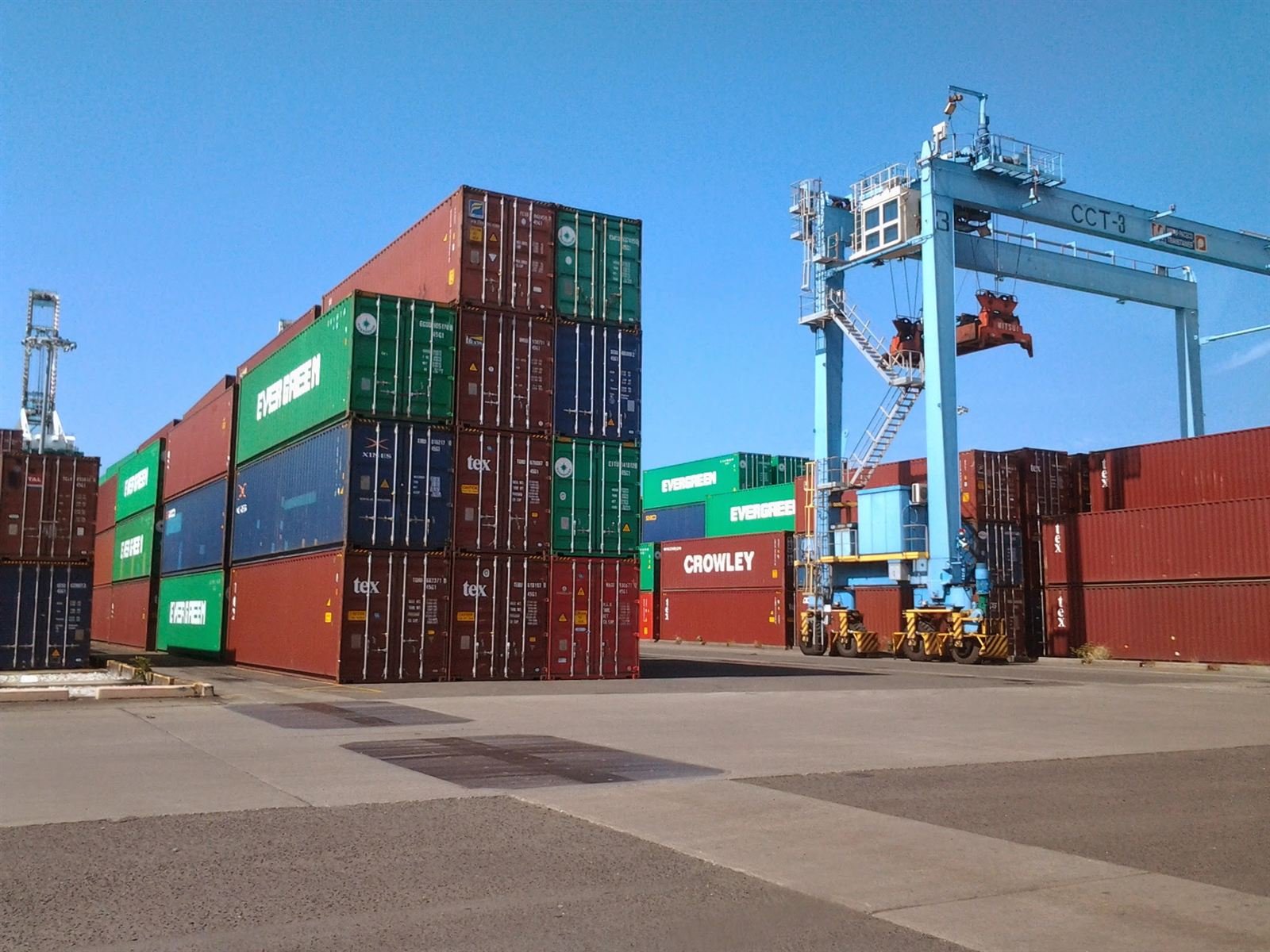 Patio de contenedores en terminal portuaria de Panamá